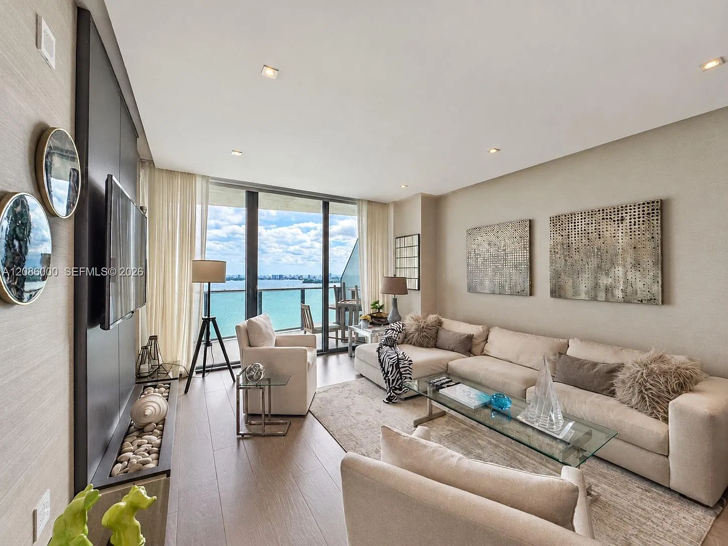 Icon Bay Condo — Photo 2