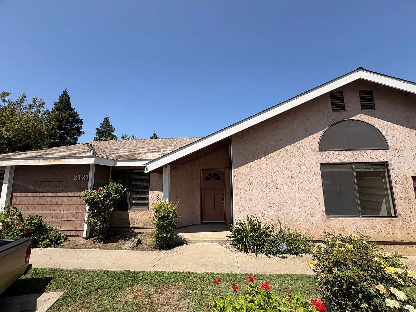 Cozy 3 bedroom, 2 bathroom home in Northeast Visalia — Photo 1