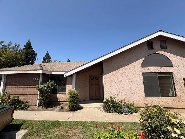 2131 N Tracy St — Photo 1