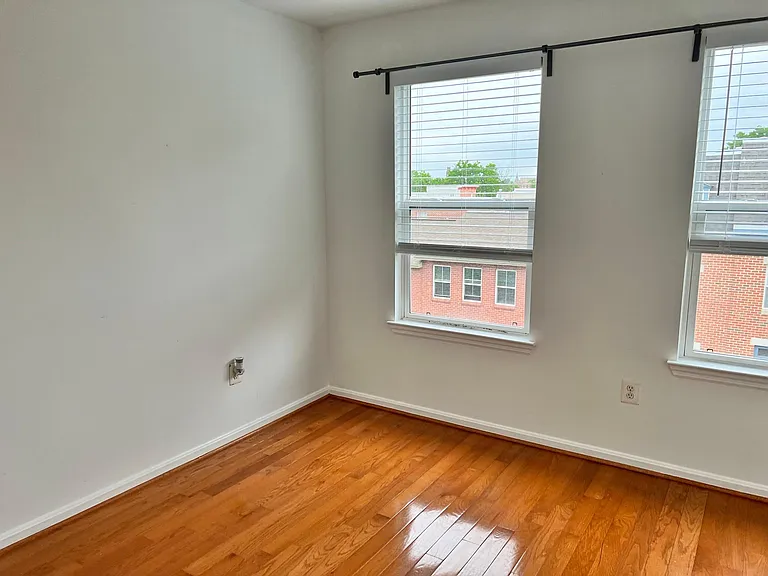 1607 E Fairmount Ave — Photo 14