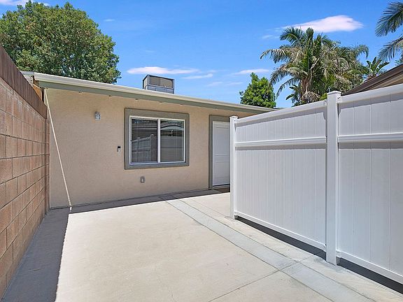 Driveway to 7505 Zelzah Ave