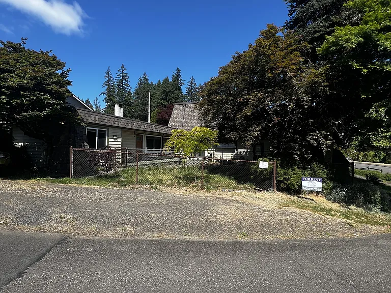 146 Hawthorne Ln — Photo 2