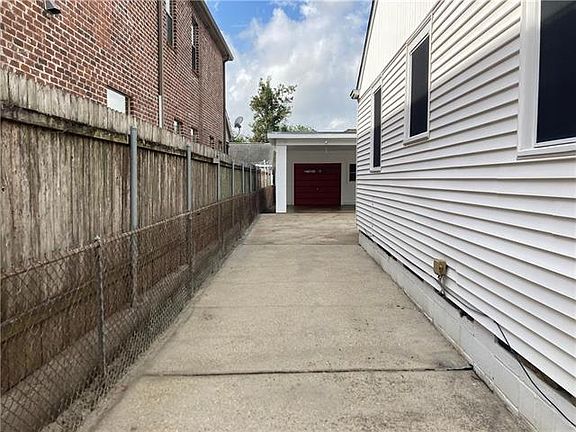 2nd image of 210 Metairie Heights Ave