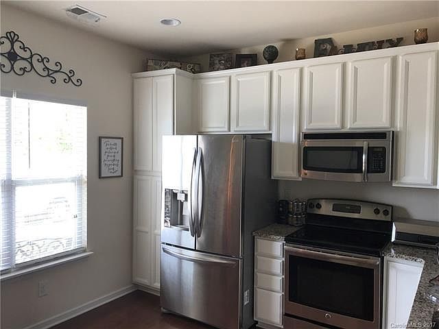 2nd image of 319 Sandy Spring Ln