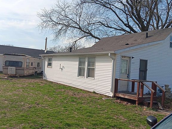 3rd image of 2115 Racine Ave