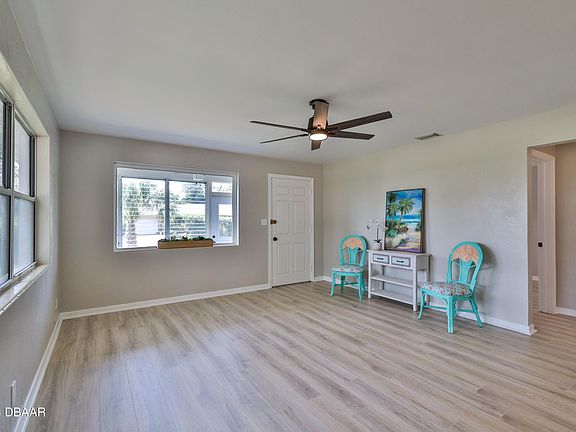 4th image of 205 Flomich St