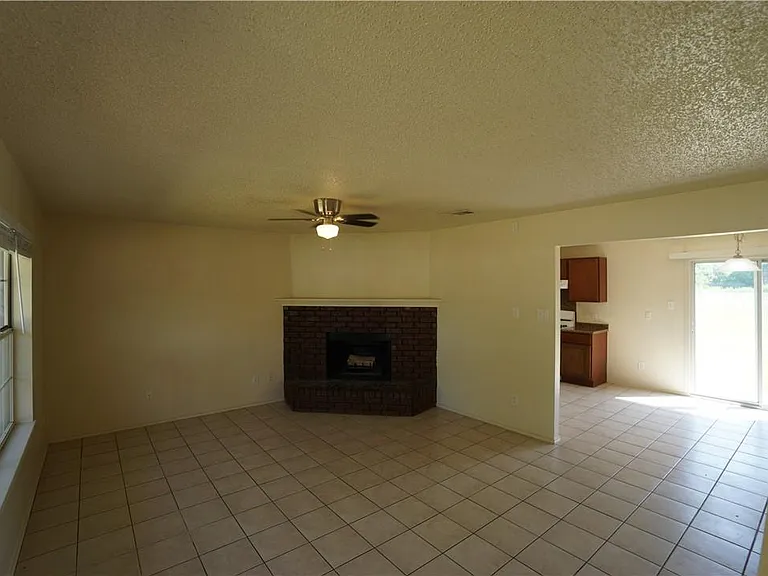 112 Creekside Dr — Photo 2
