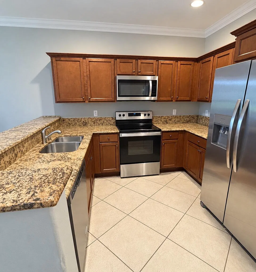 3 bed, 2.5 bath, 2050 sqft, $3,000 — Photo 3