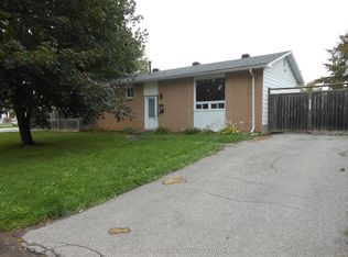 2 Laurie Ct, Ottawa, ON K2L 1S3