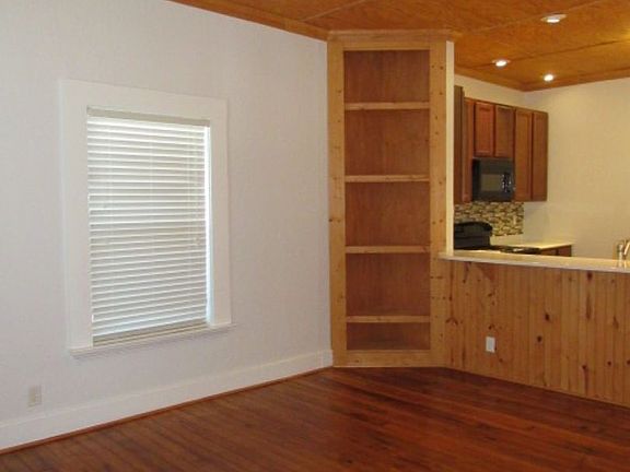 4th image of 525 W Gregory St