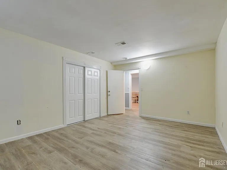 382 College Dr — Photo 10
