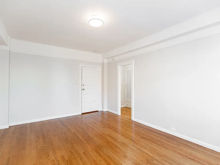 2275 Broadway — Photo 16
