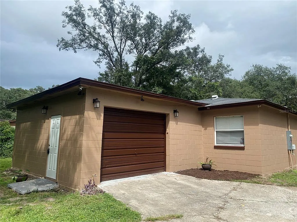 3 bed, 2.0 bath, 888 sqft, $2,300 — Photo 2
