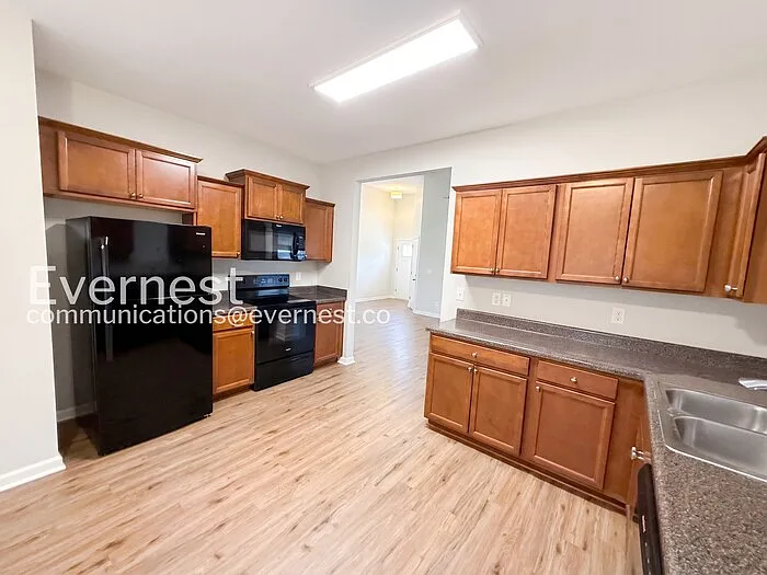 208 Hampton Dr — Photo 5