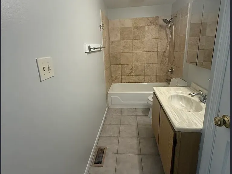 211 W 9th St #2 — Photo 5