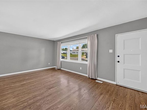 4th image of 4036 Robert Ave