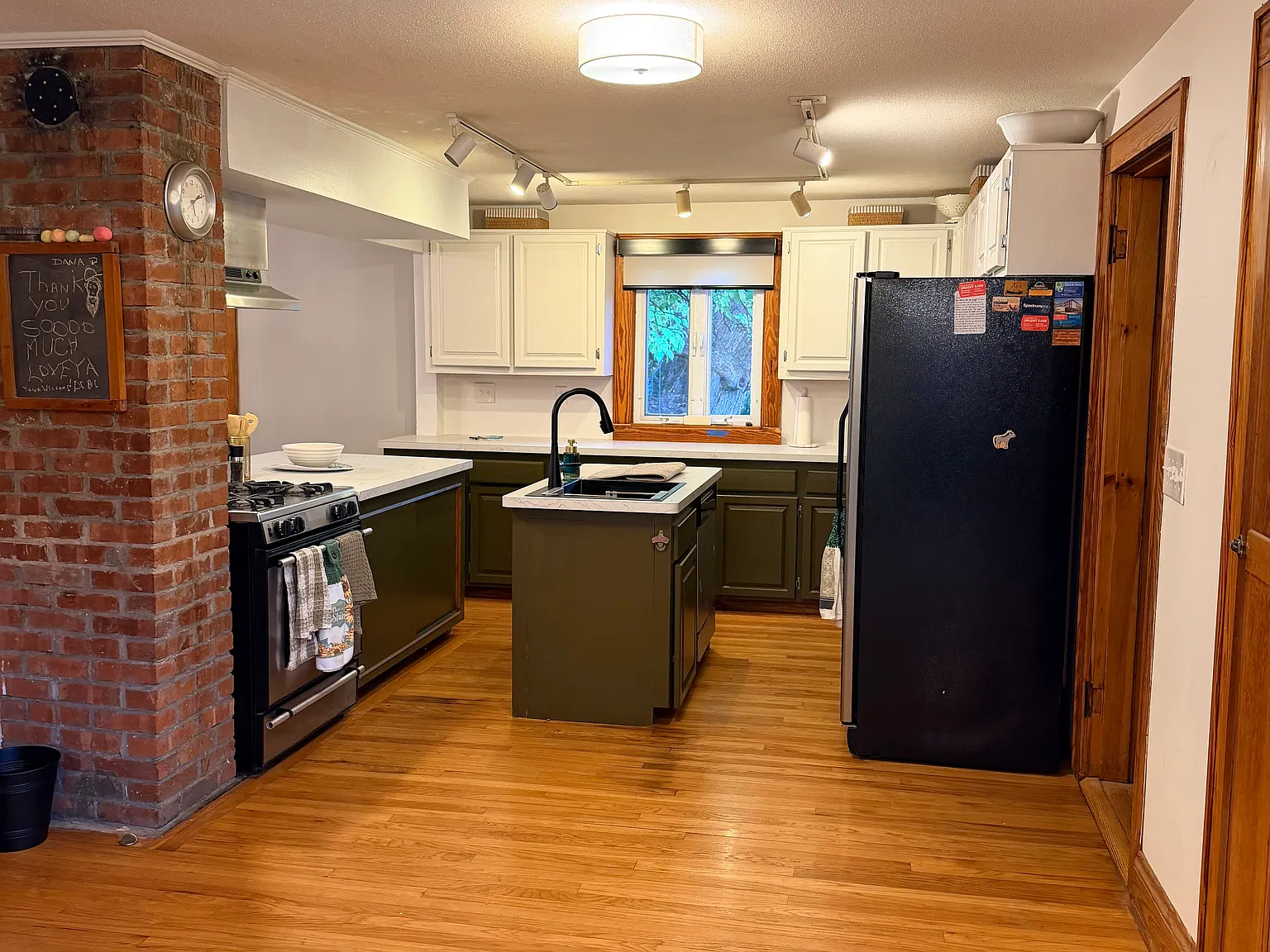 3 bed, 1.5 bath, 1500 sqft, $3,200 — Photo 3