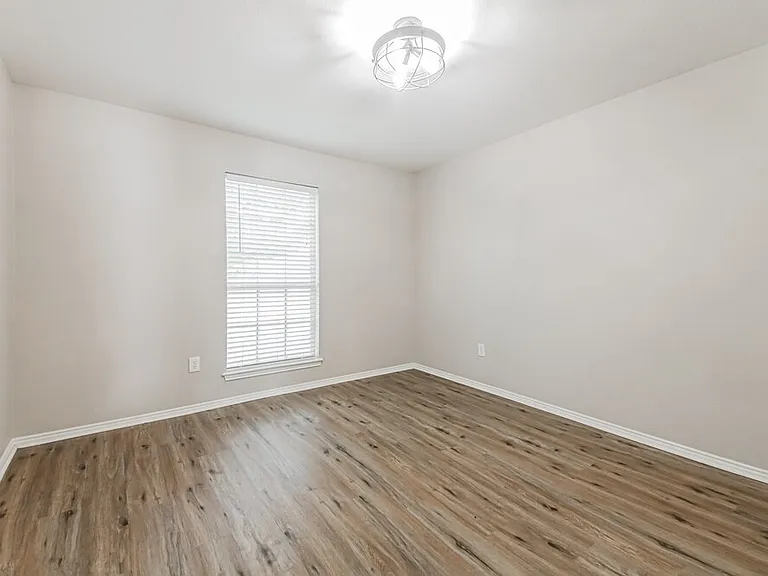 908 Matthew Ln — Photo 14