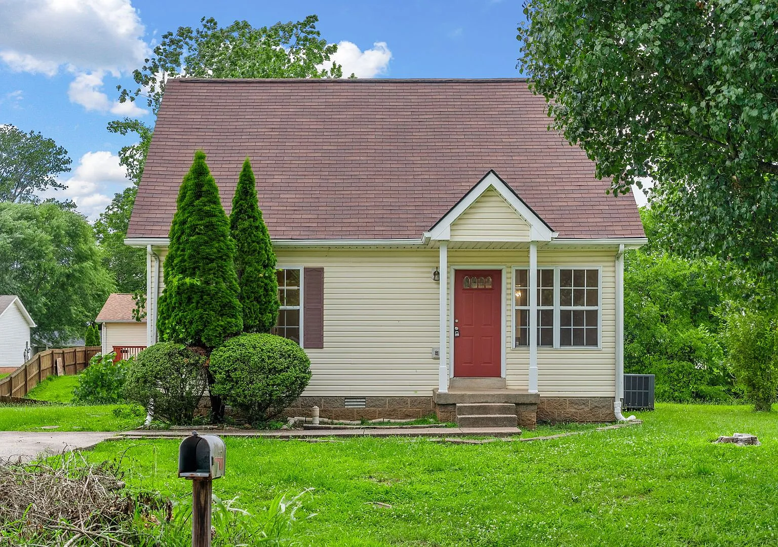 3 Bedroom Pet friendly Home For Rent Near Dover Crossing — Photo 2