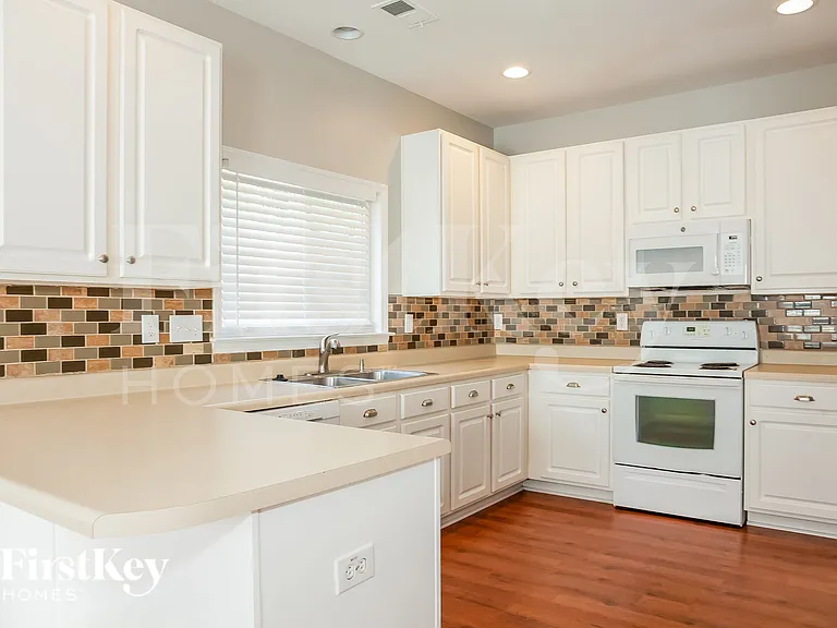 1033 Kings Mountain Ln — Photo 7