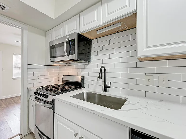 1010 W 23rd St #5 — Photo 12