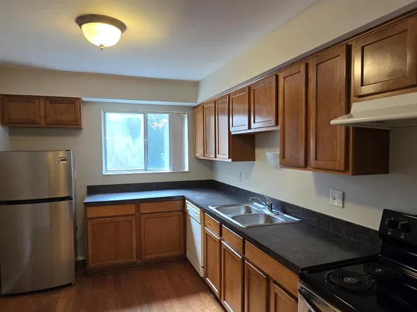 1890 Axtell Dr APT 5, Troy, MI 48084