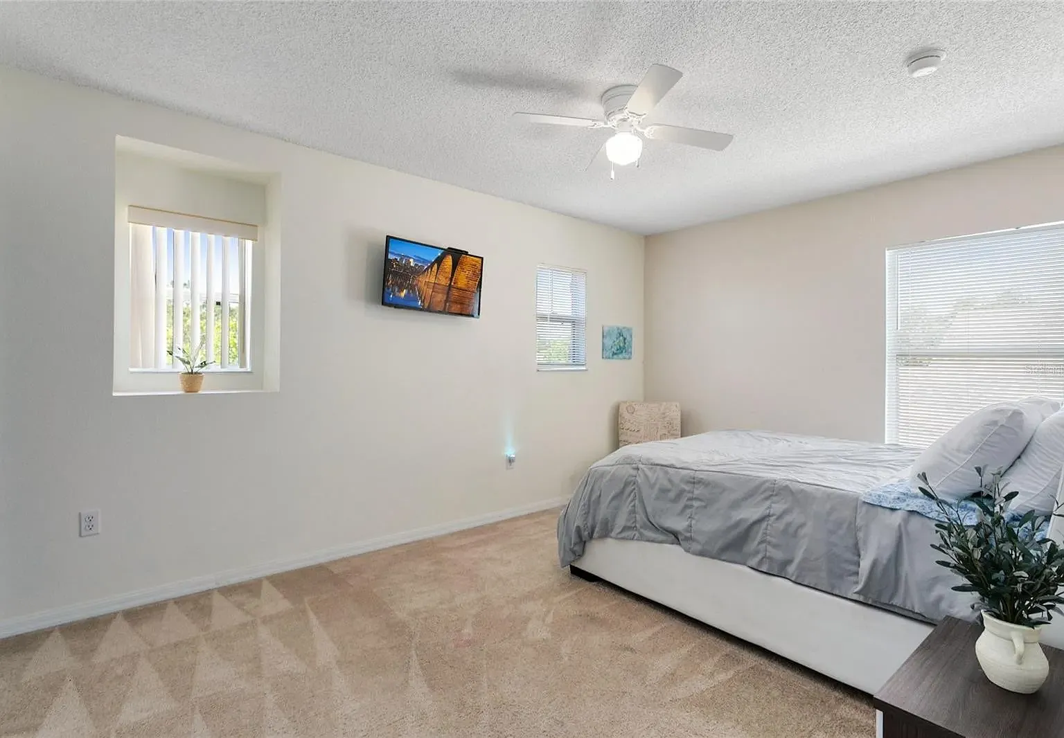 4056 Meadowlark Dr — Photo 3