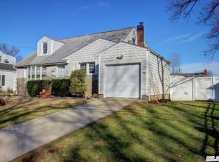 35 Beach St, Farmingdale, NY 11735