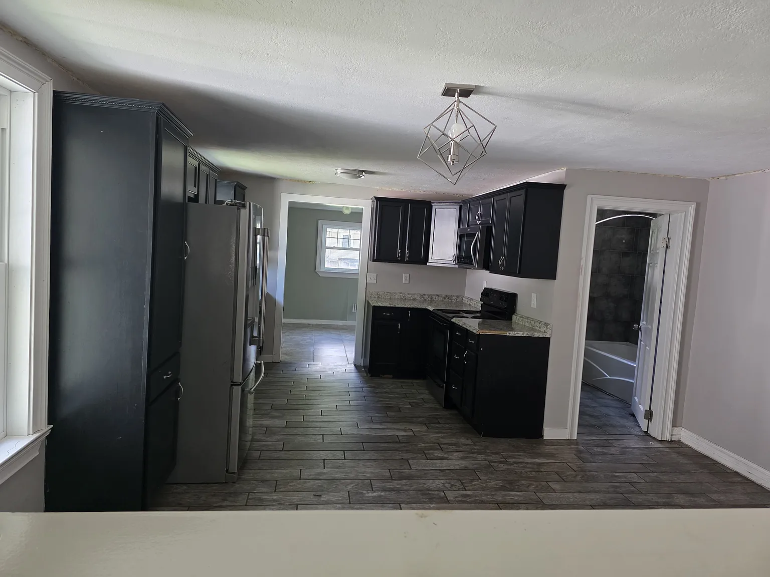 3 bed, 1251 sqft, $1,900 — Photo 4