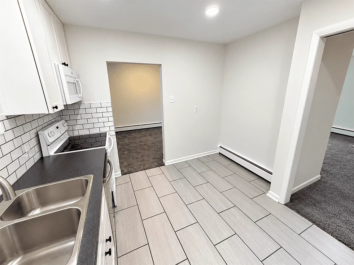 3 bed, 1.5 bath, 1372 sqft, $2,295 — Photo 2