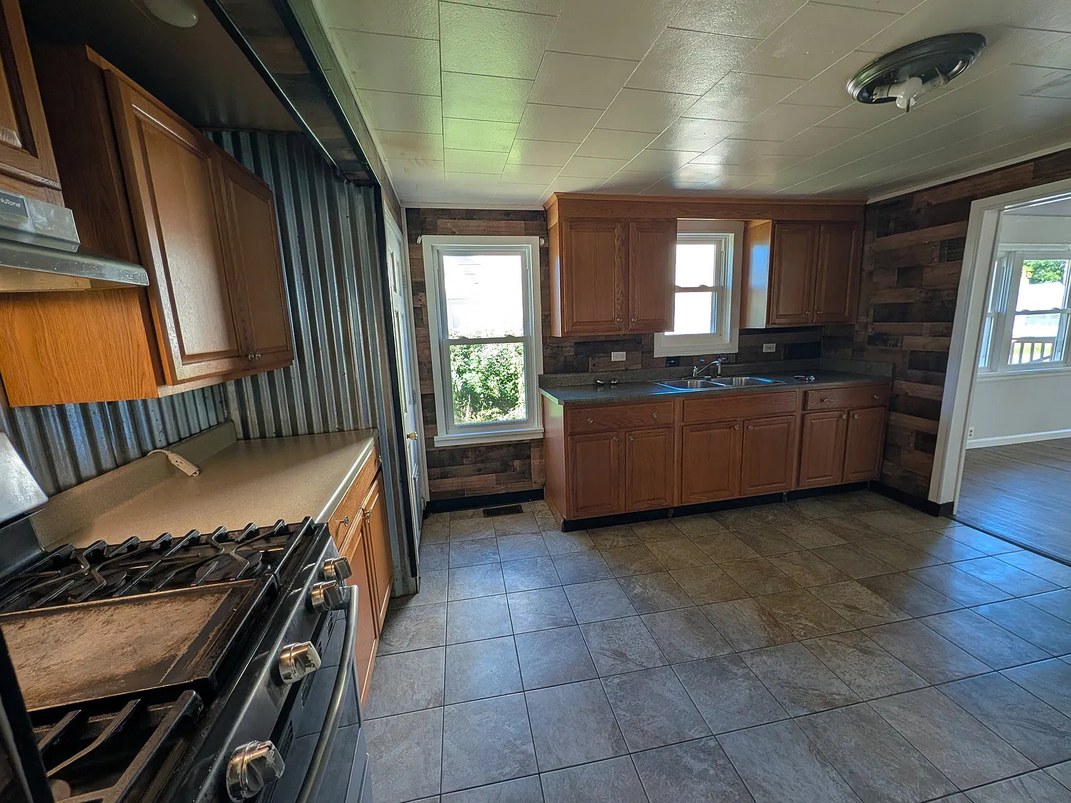 3 bed, 962 sqft, $1,795 — Photo 3