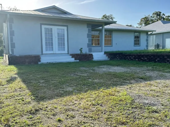 240 6th St NE, Naples, FL 34120