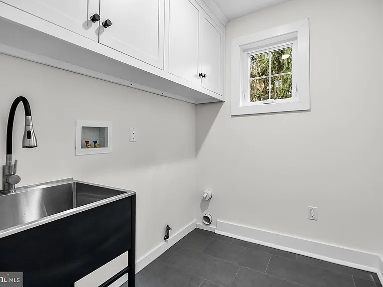 201 Centre St — Photo 30