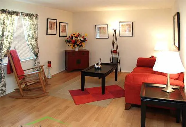 Lions Court Apartments — Photo 11