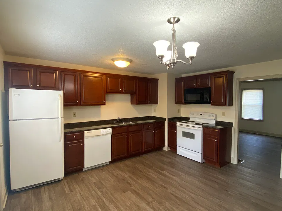 121 Freestone Ave