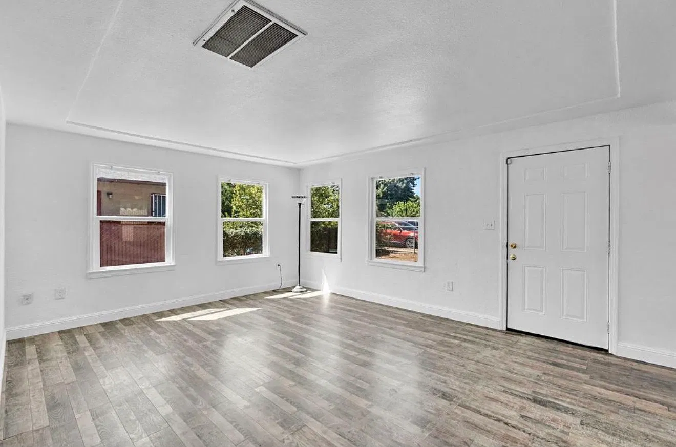 3 bed, 988 sqft, $2,050 — Photo 3