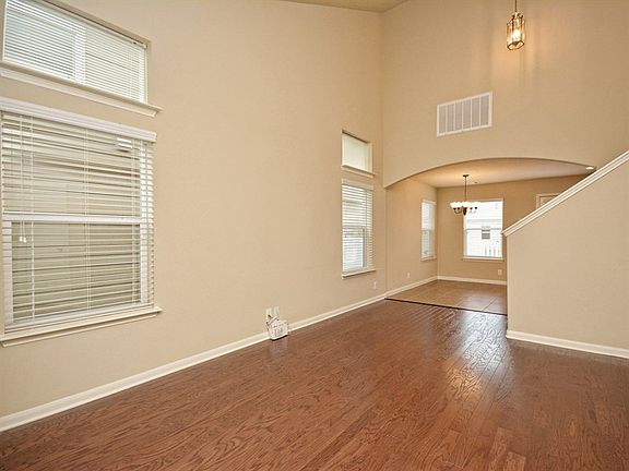 4th image of 918 Alamo Plaza Dr