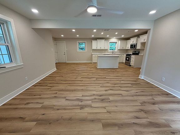 5th image of 8901 Holiday Dr
