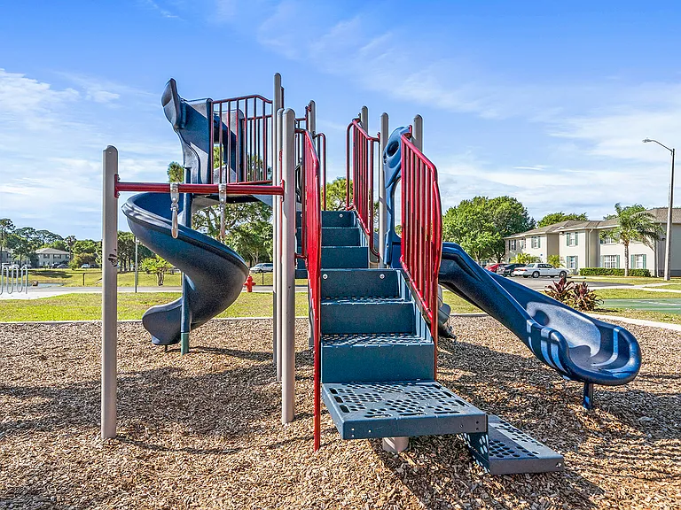 Taylor Pointe Apartments — Photo 16
