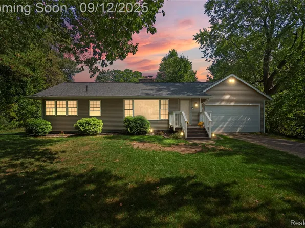 577 Bagley St, Lake Orion, MI 48362