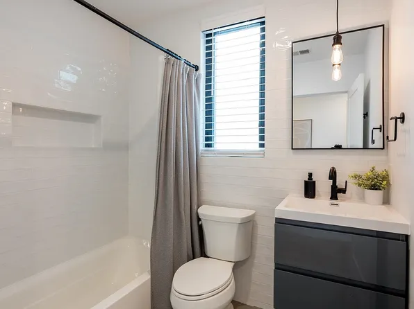 827 Pavonia Avenue image 8 of 11