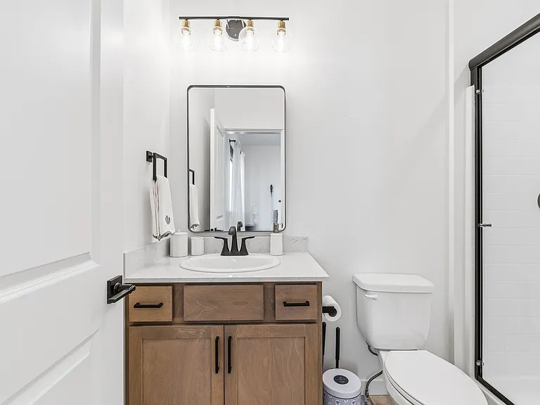 305 E Chevy Dr — Photo 17