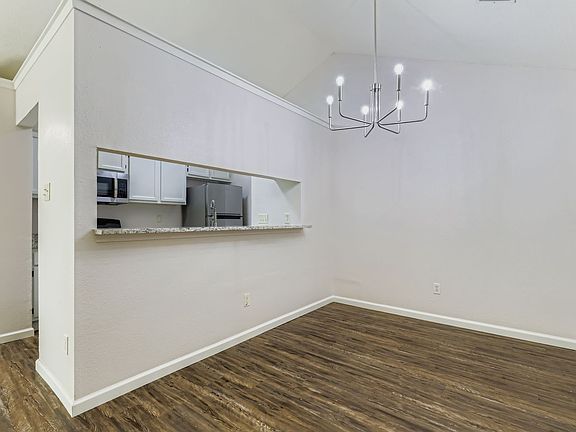 2nd image of 511 Greenlawn Blvd #511
