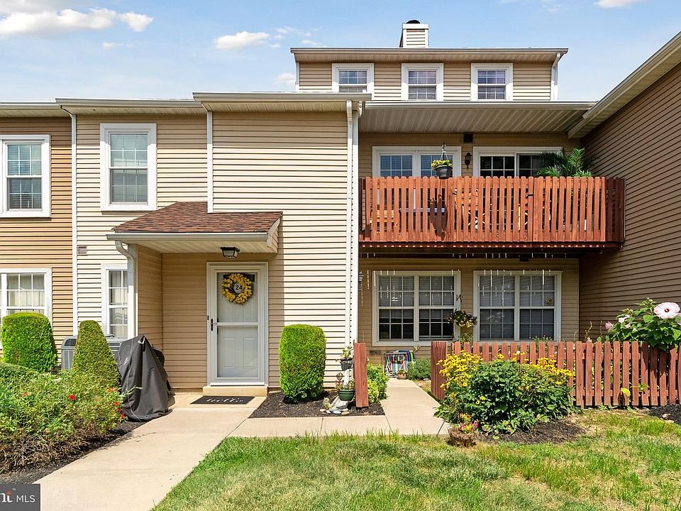 1st image of 24 Woodbine Ct