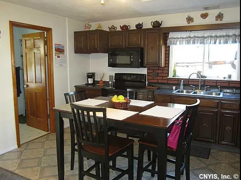 Good size kitchen with garbage disposal, and all standard kitchen appliances.