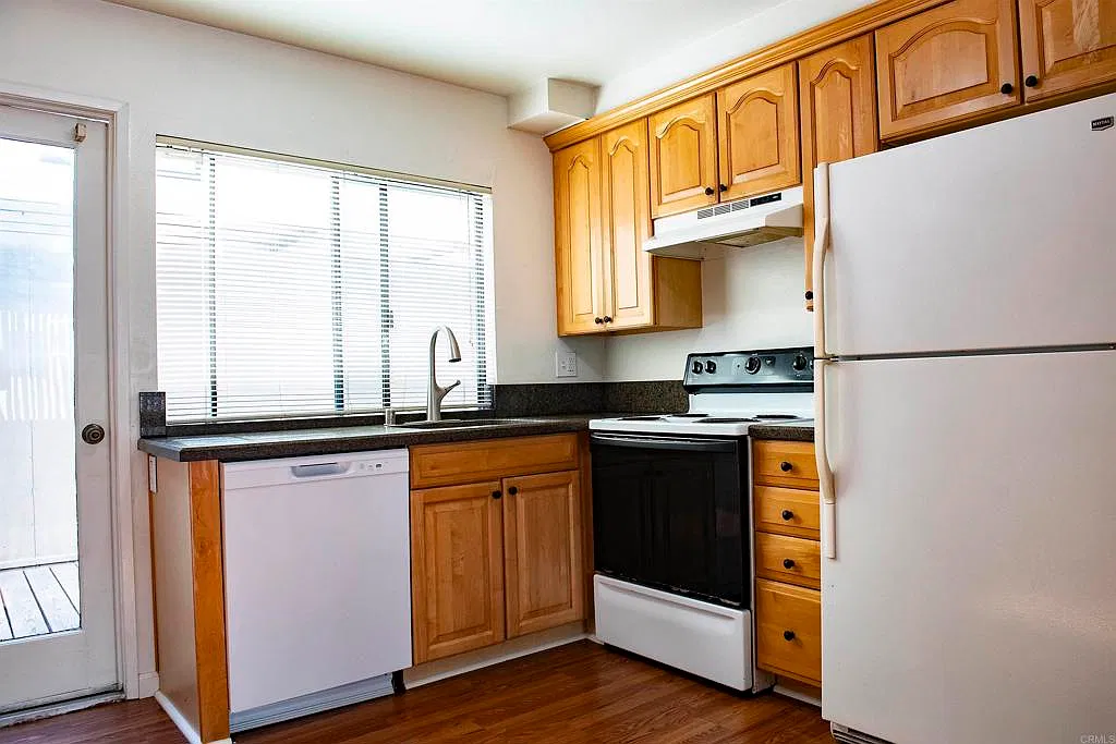 2 bed, 832 sqft, $3,400 — Photo 2