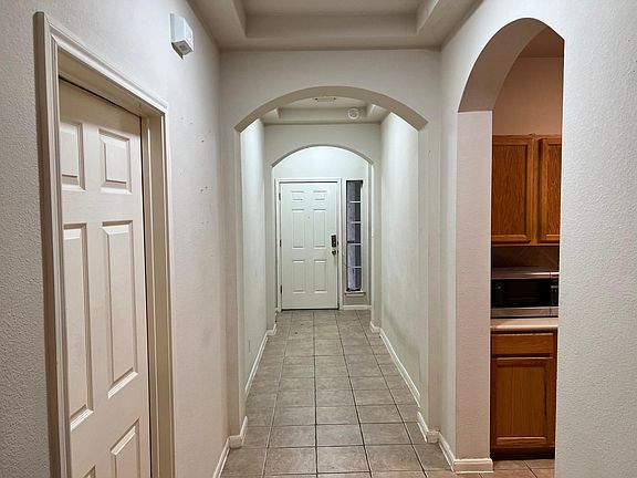 Foyer to front door