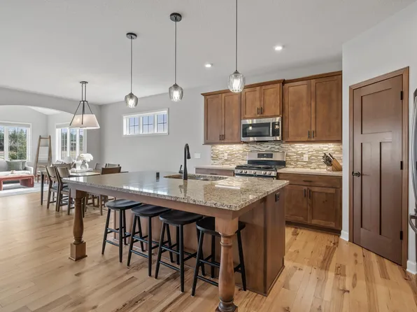 741 Ivywood Cir N, Lake Elmo, MN 55042