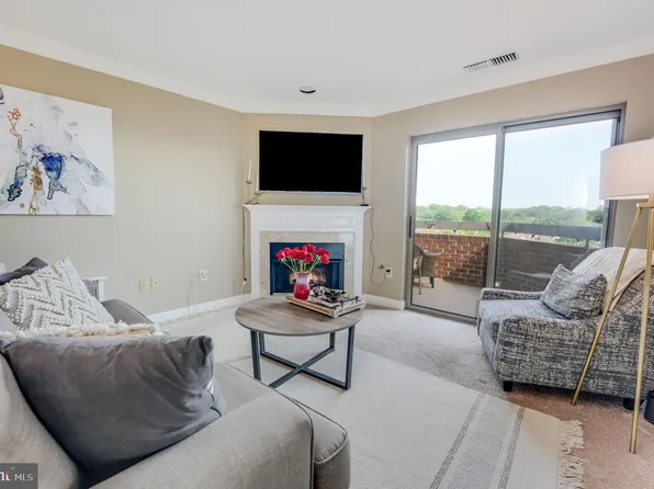 1050 N Stuart St APT 809, Arlington, VA 22201