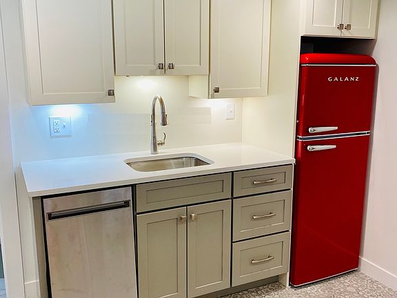 4th image of 266 S Douglas St #B